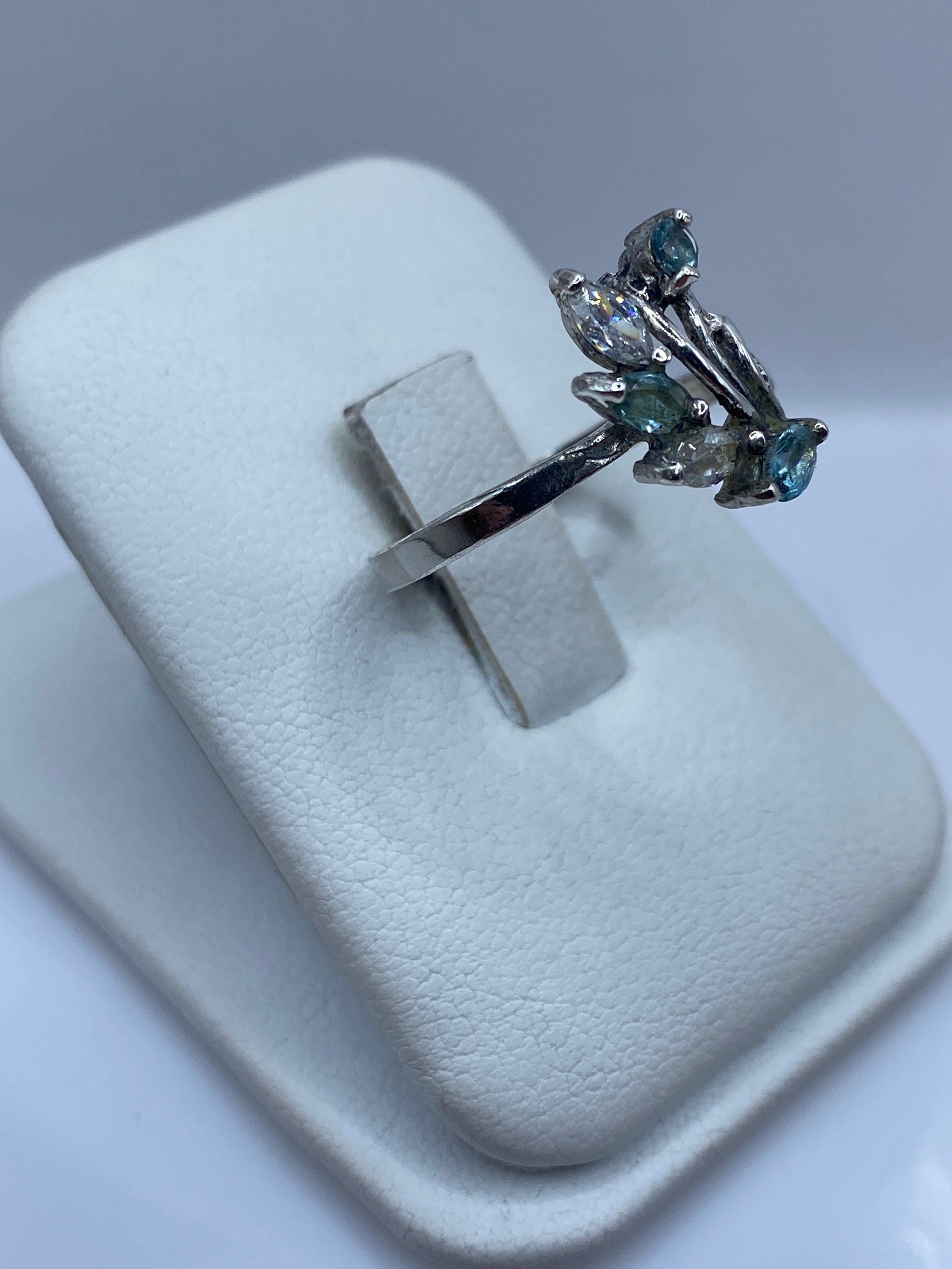 Vista frontal del anillo solitario elegante en plata .925