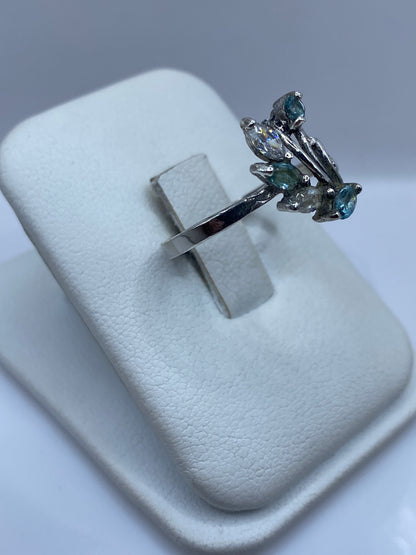 Vista frontal del anillo solitario elegante en plata .925