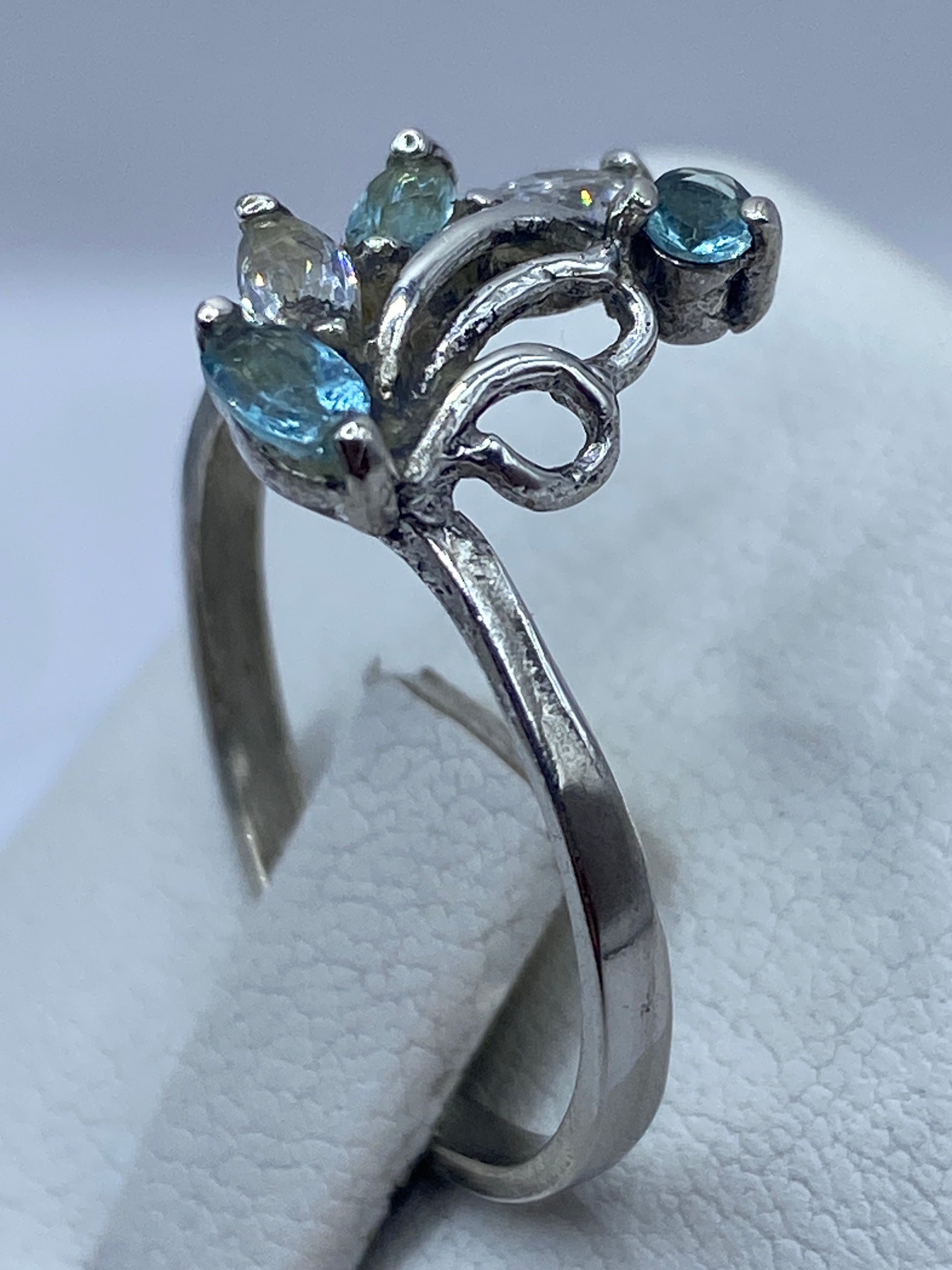 Detalle del engaste de circonia azul en marco de plata pulida