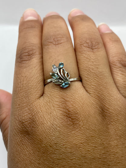 Anillo solitario sobre fondo blanco mostrando el sello .925