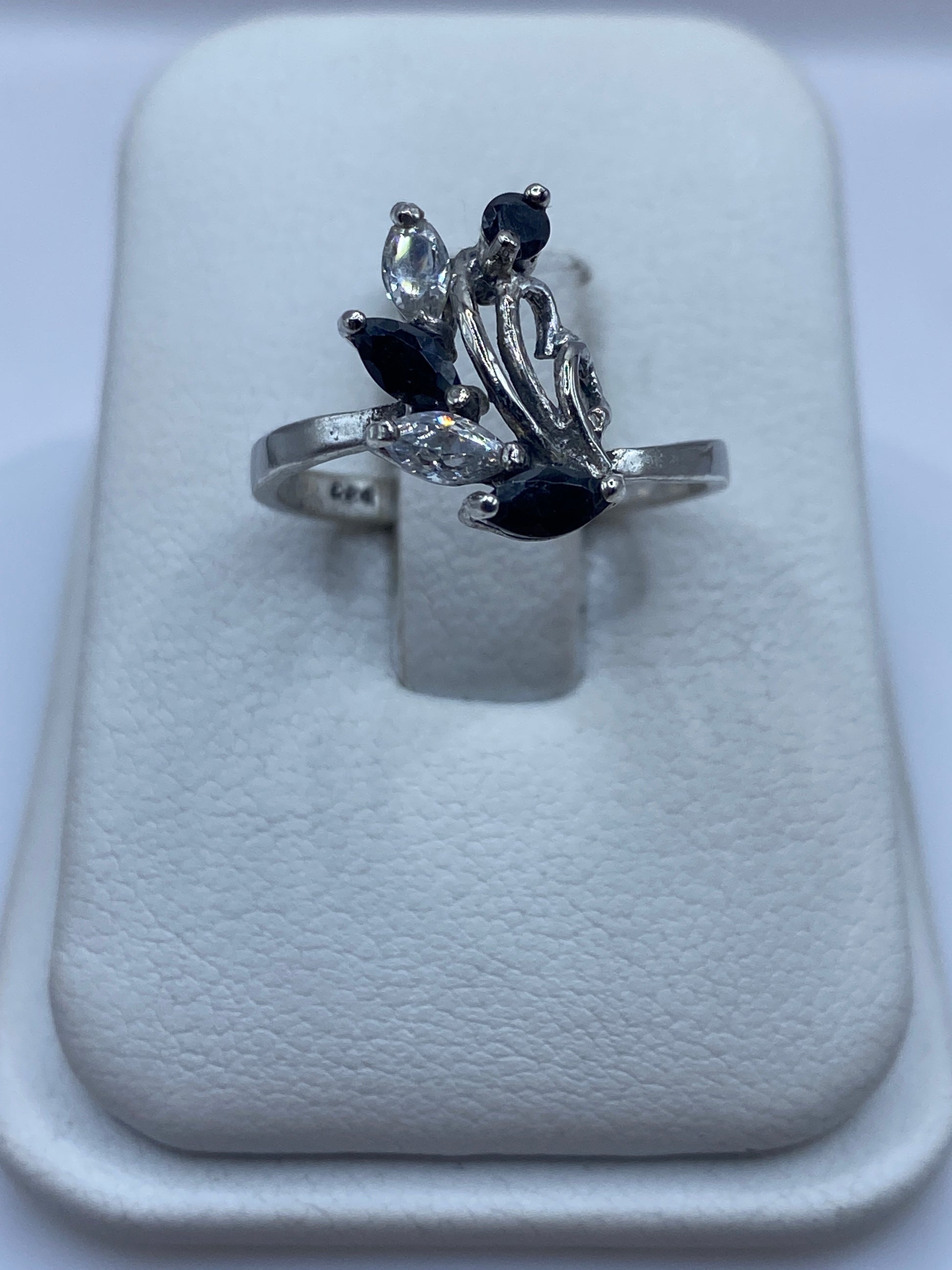 Anillo de plata solitario con circonia negra facetada en mano de mujer