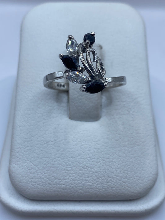 Anillo de plata solitario con circonia negra facetada en mano de mujer