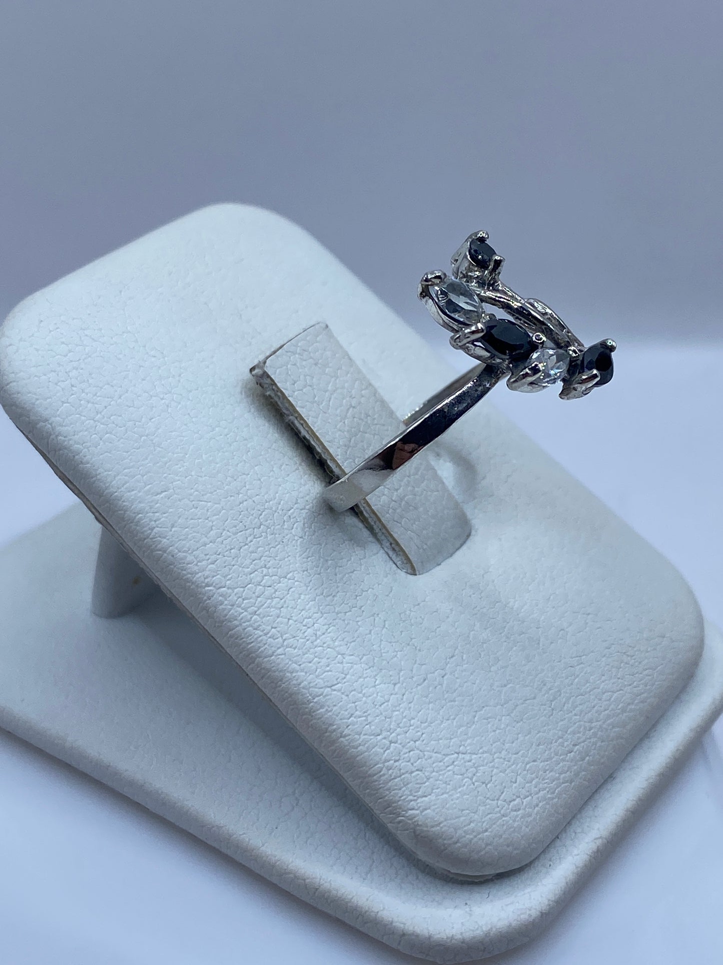 Vista frontal del anillo circonia negra mostrando el facetado de la piedra