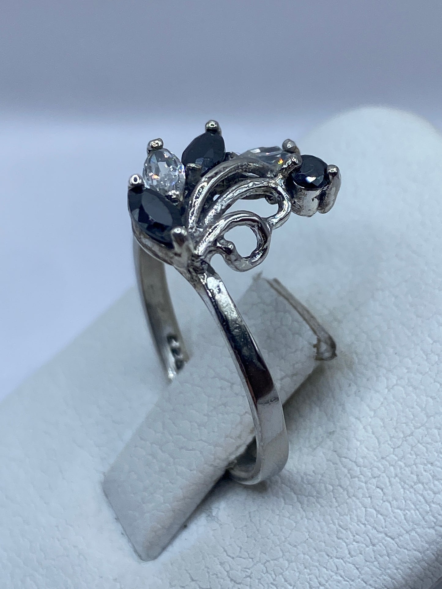 Detalle lateral del anillo solitario en plata .925 de Taxco