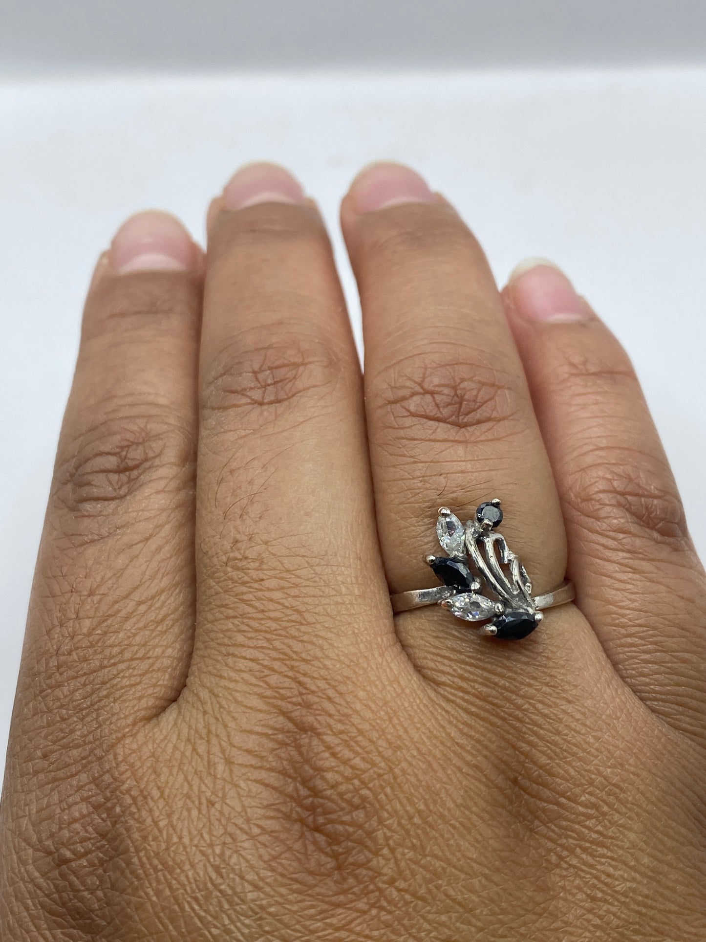 Anillo sobre fondo gris mostrando el sello 925 en la banda