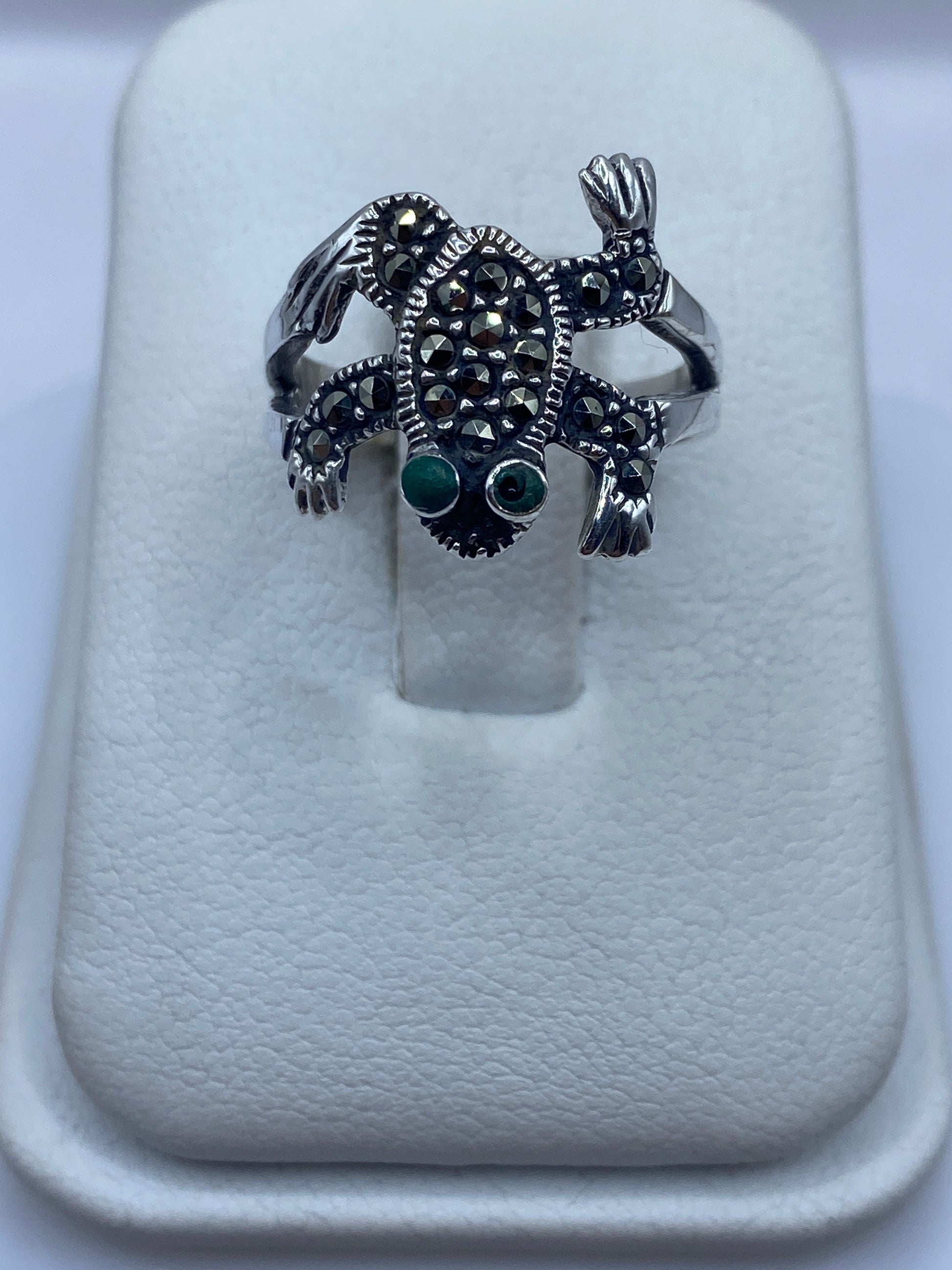 Anillo búho de plata .925 con piedra verde oscuro, visto de frente mostrando el detalle labrado
