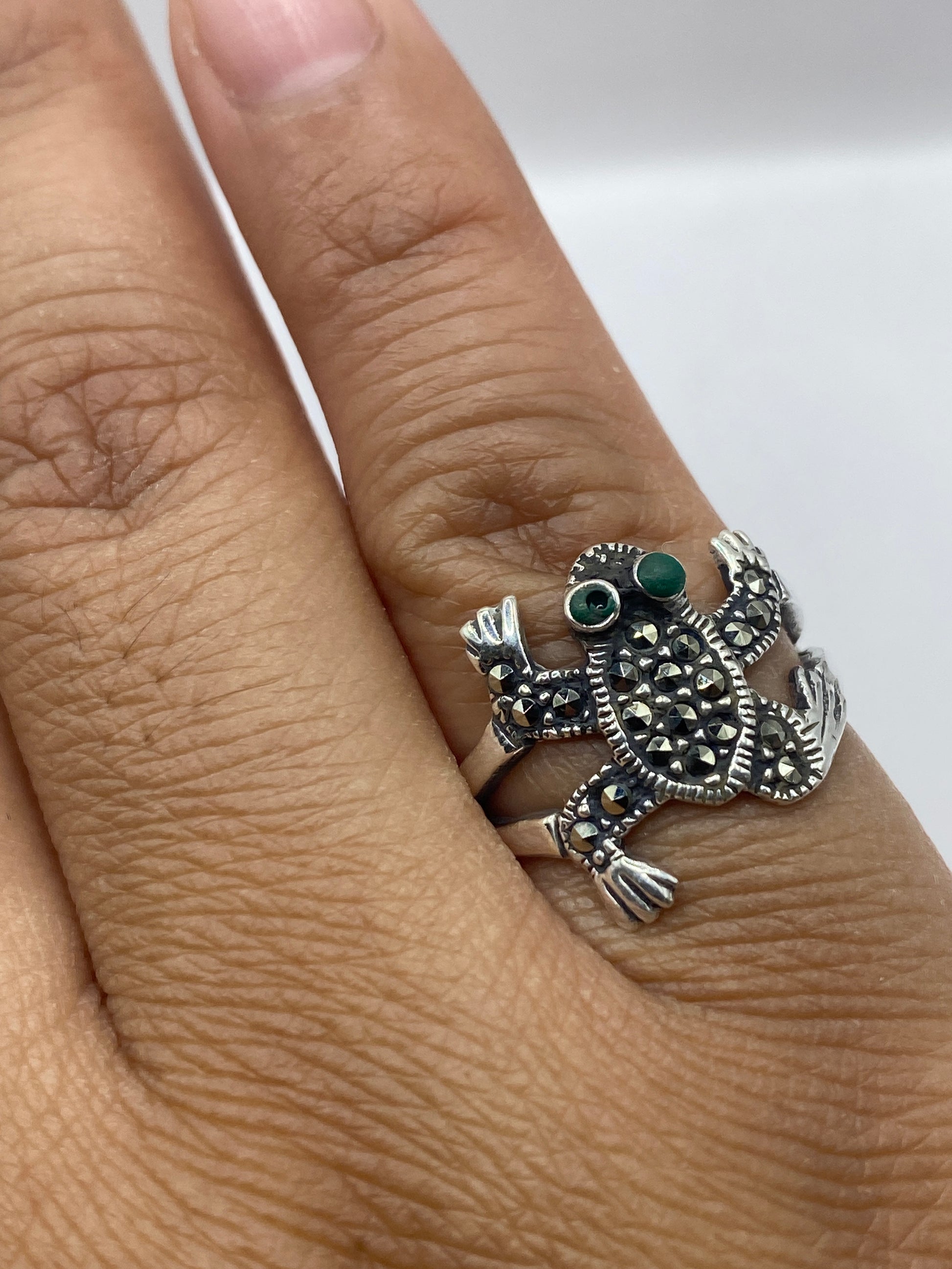 Detalle de la banda y sello .925 MEXICO en el interior del anillo búho