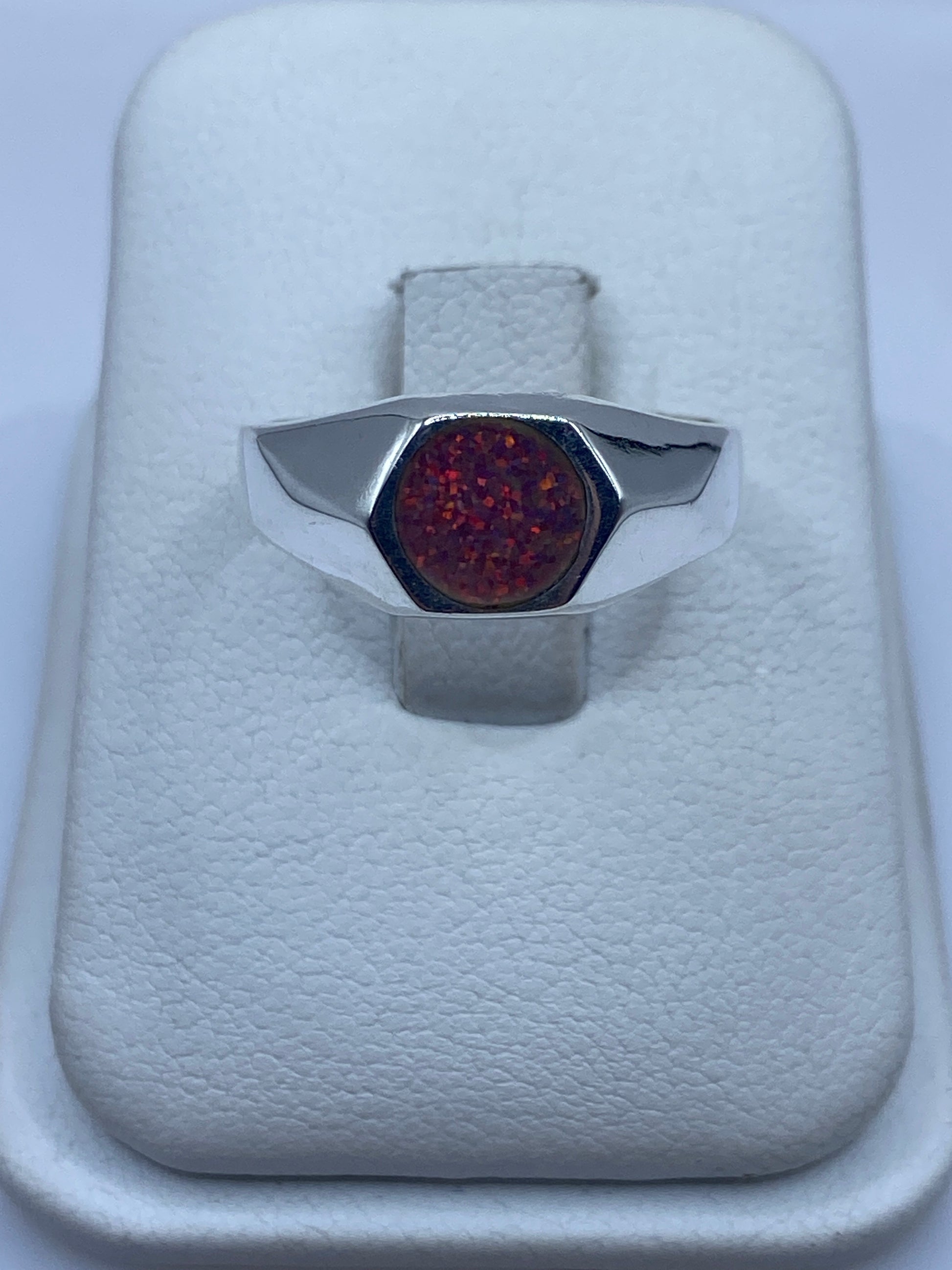 Anillo solitario de plata .950 con ópalo de fuego rosa sobre estuche blanco