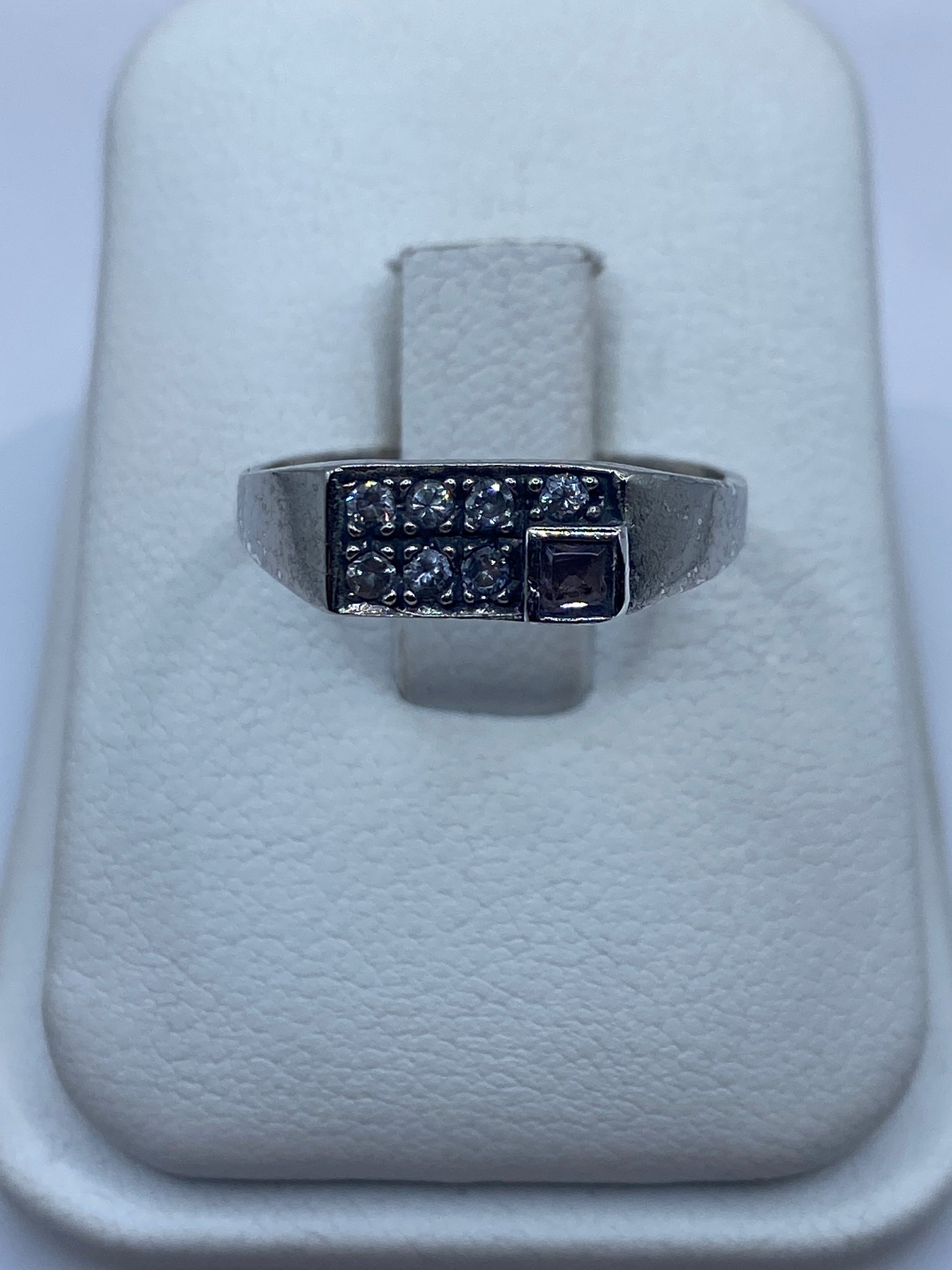 Anillo solitario de plata con circonia blanca brillante en dedo anular de mujer