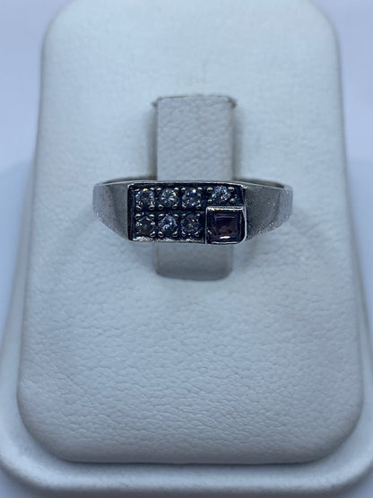 Anillo solitario de plata con circonia blanca brillante en dedo anular de mujer
