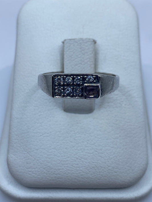 Anillo solitario de plata con circonia blanca brillante en dedo anular de mujer