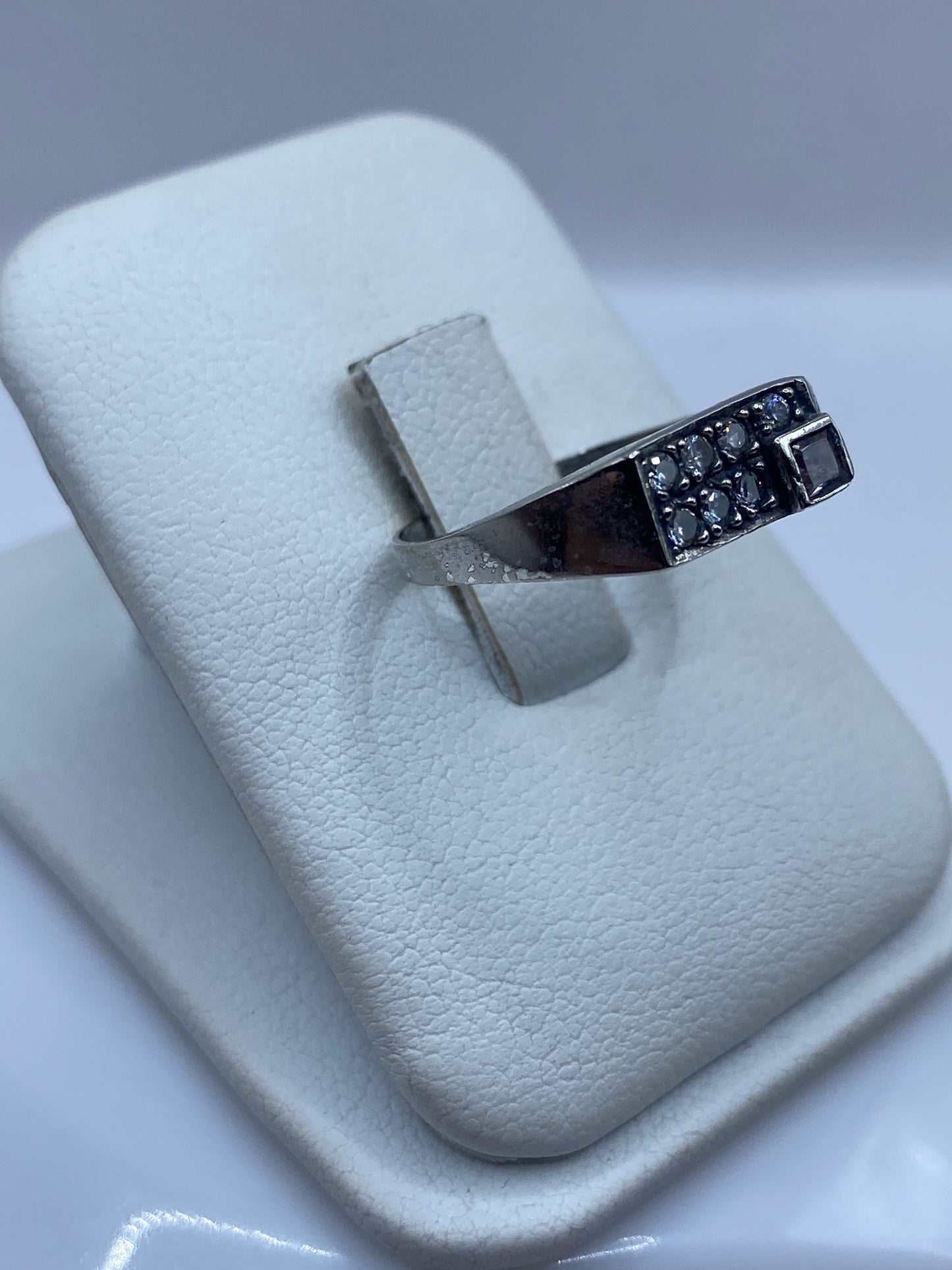 Vista frontal del anillo minimalista de plata .925 con engaste de circonia