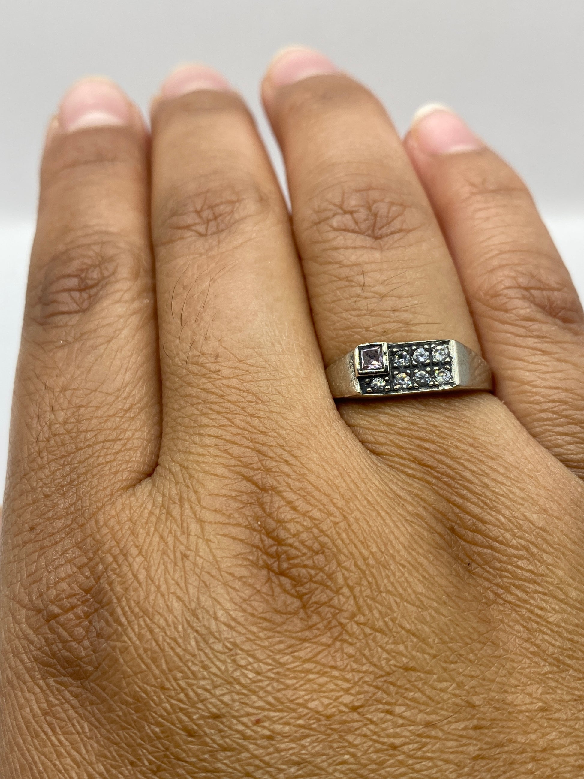 Anillo solitario sobre fondo blanco mostrando brillo y fuego de la piedra