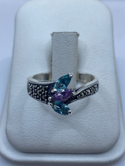 Anillo de plata .925 con circonia azul cielo y textura de perlas en joyero blanco