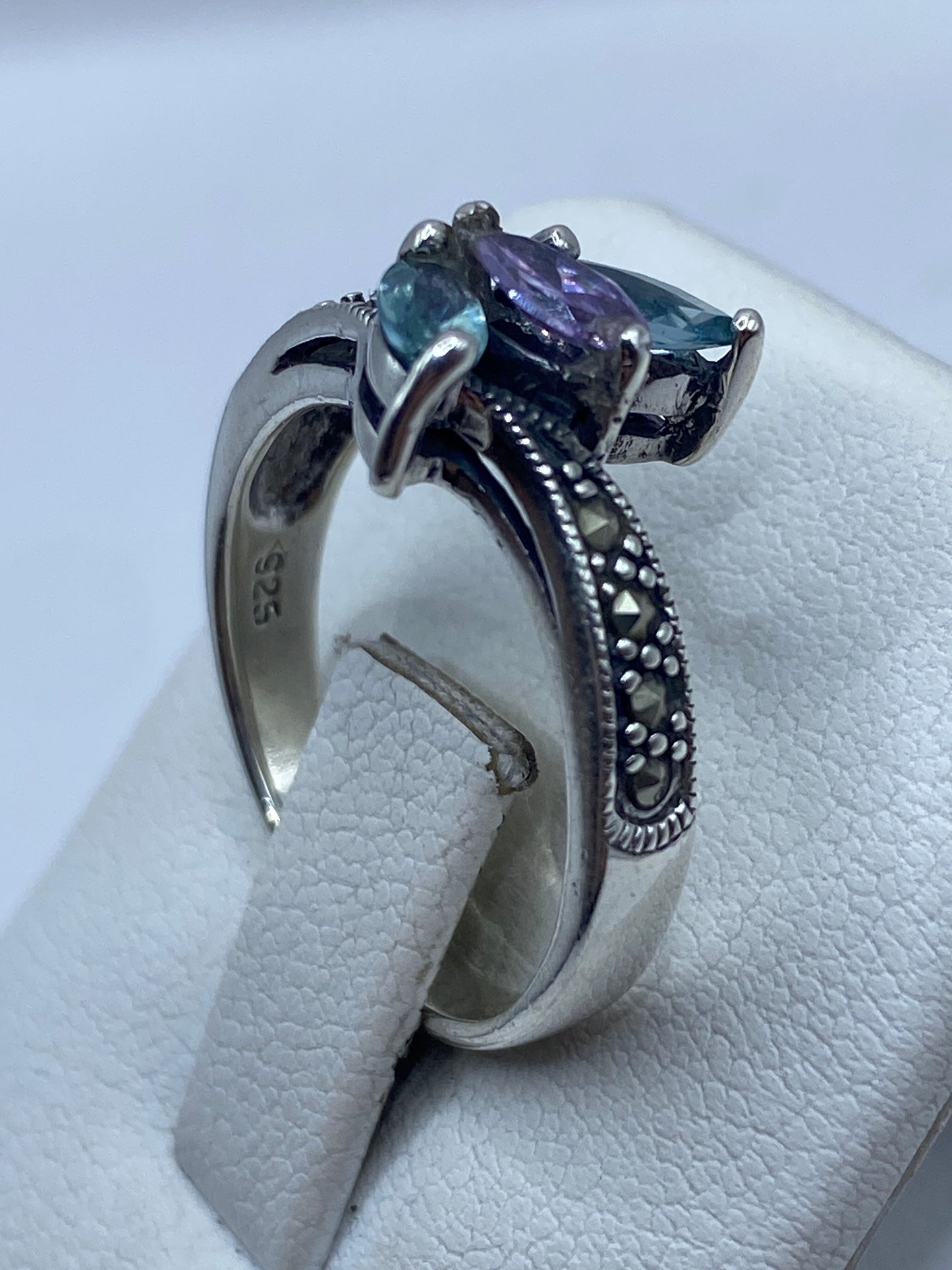 Detalle lateral del anillo en plata pura con trabajo texturado a mano
