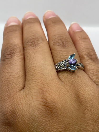Anillo en dedo mostrando el diseño geométrico limpio y presencia de la piedra