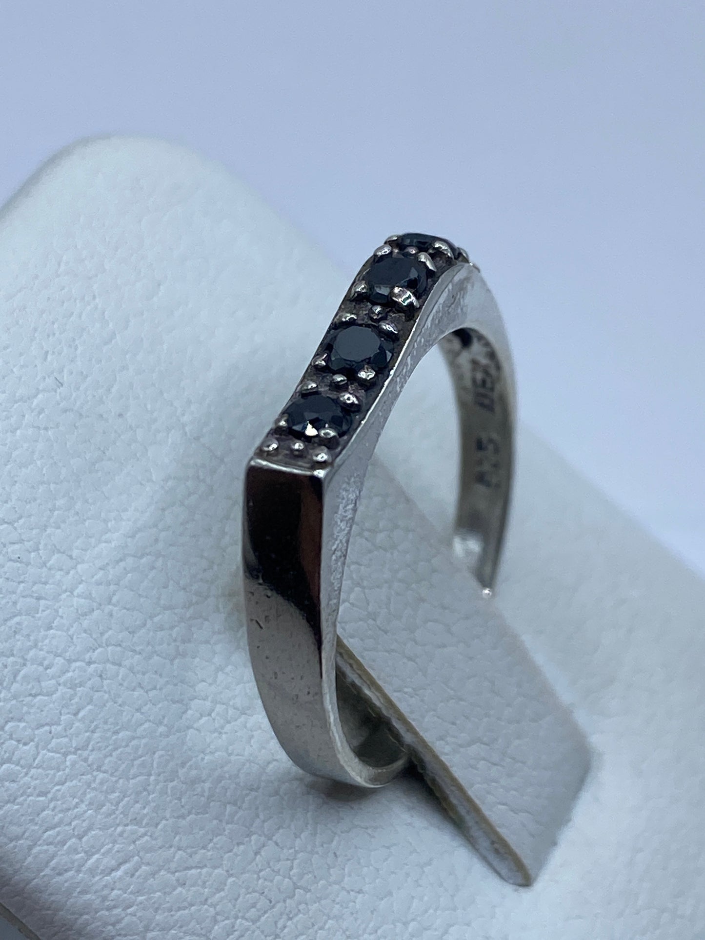 Detalle lateral del anillo circonia negra con sello .925 MEXICO visible