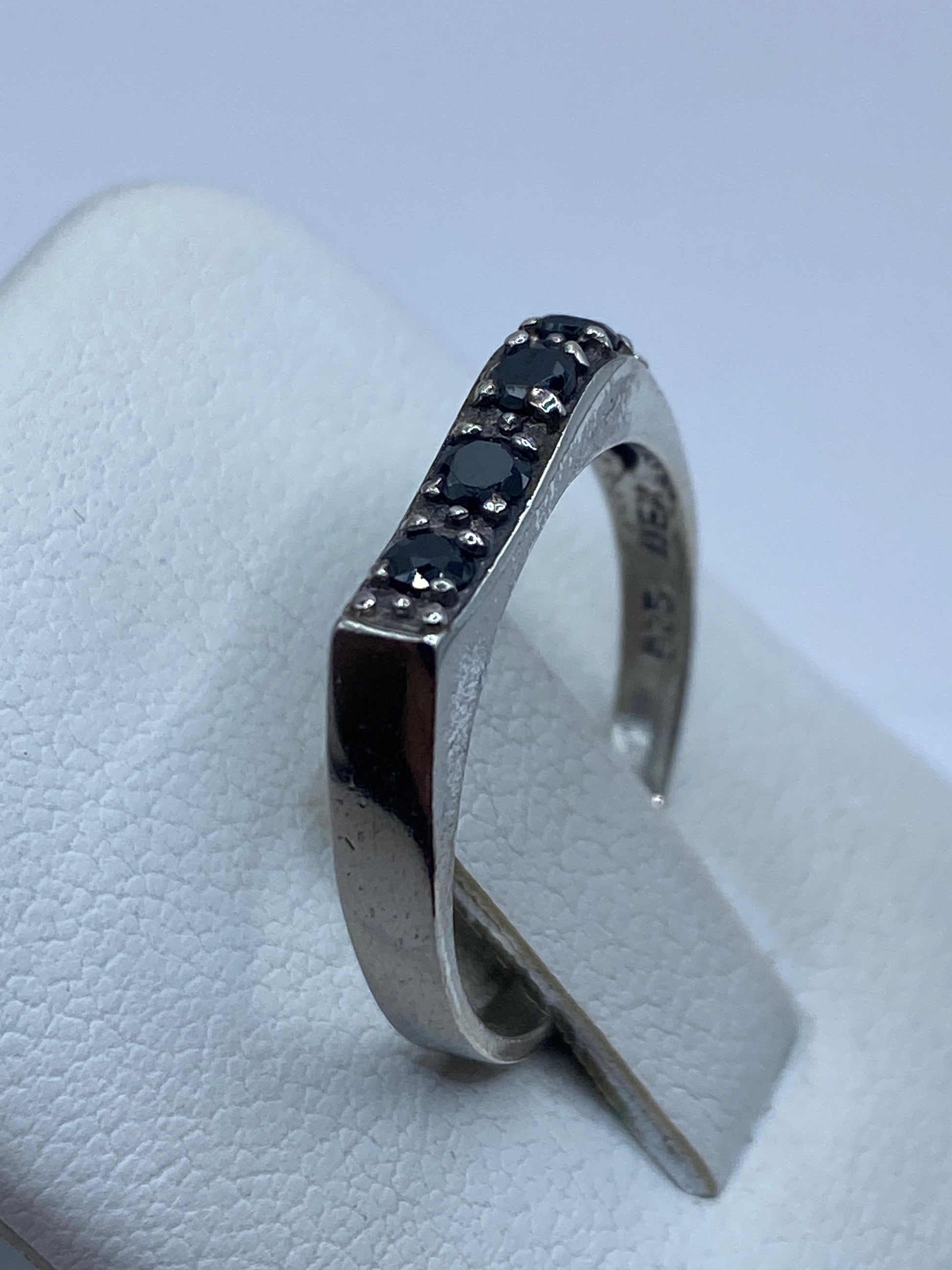 Detalle lateral del anillo circonia negra con sello .925 MEXICO visible