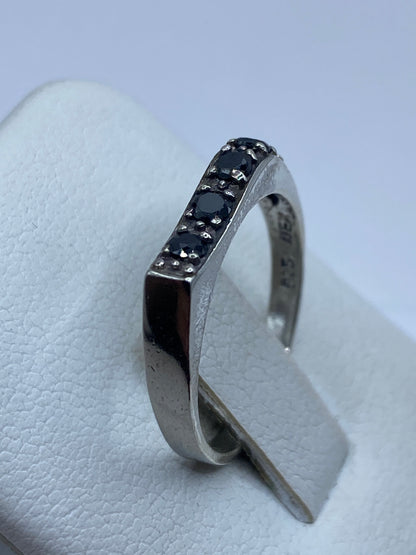 Detalle lateral del anillo circonia negra con sello .925 MEXICO visible