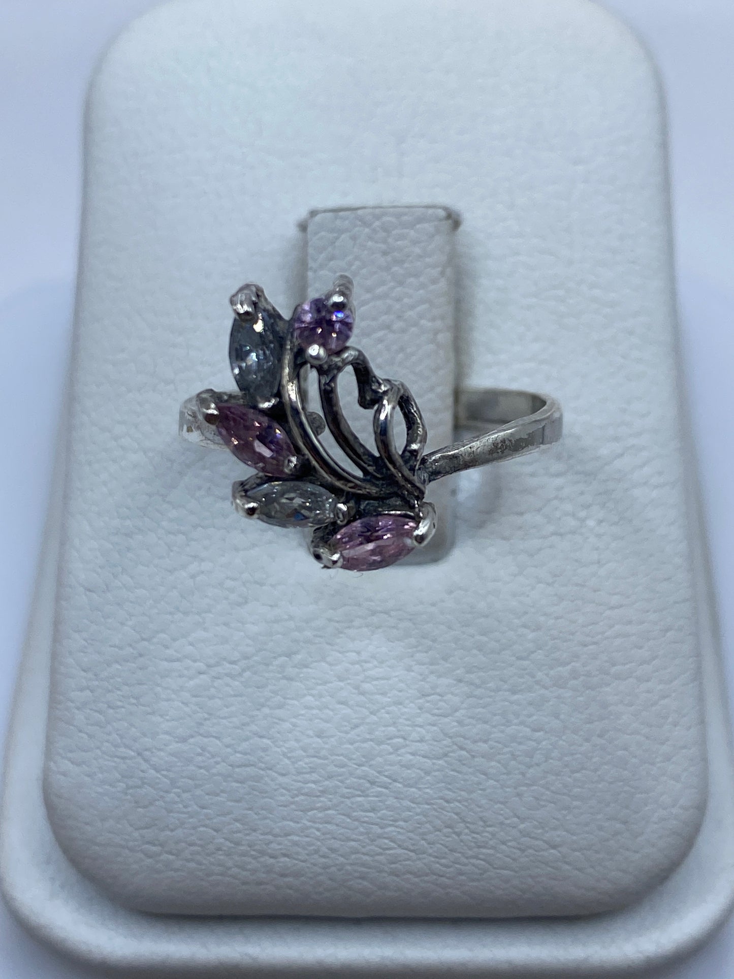 Anillo de plata solitario con circonia rosa en caja de presentación blanca