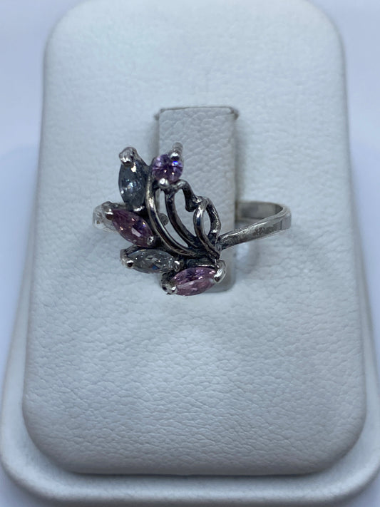 Anillo de plata solitario con circonia rosa en caja de presentación blanca