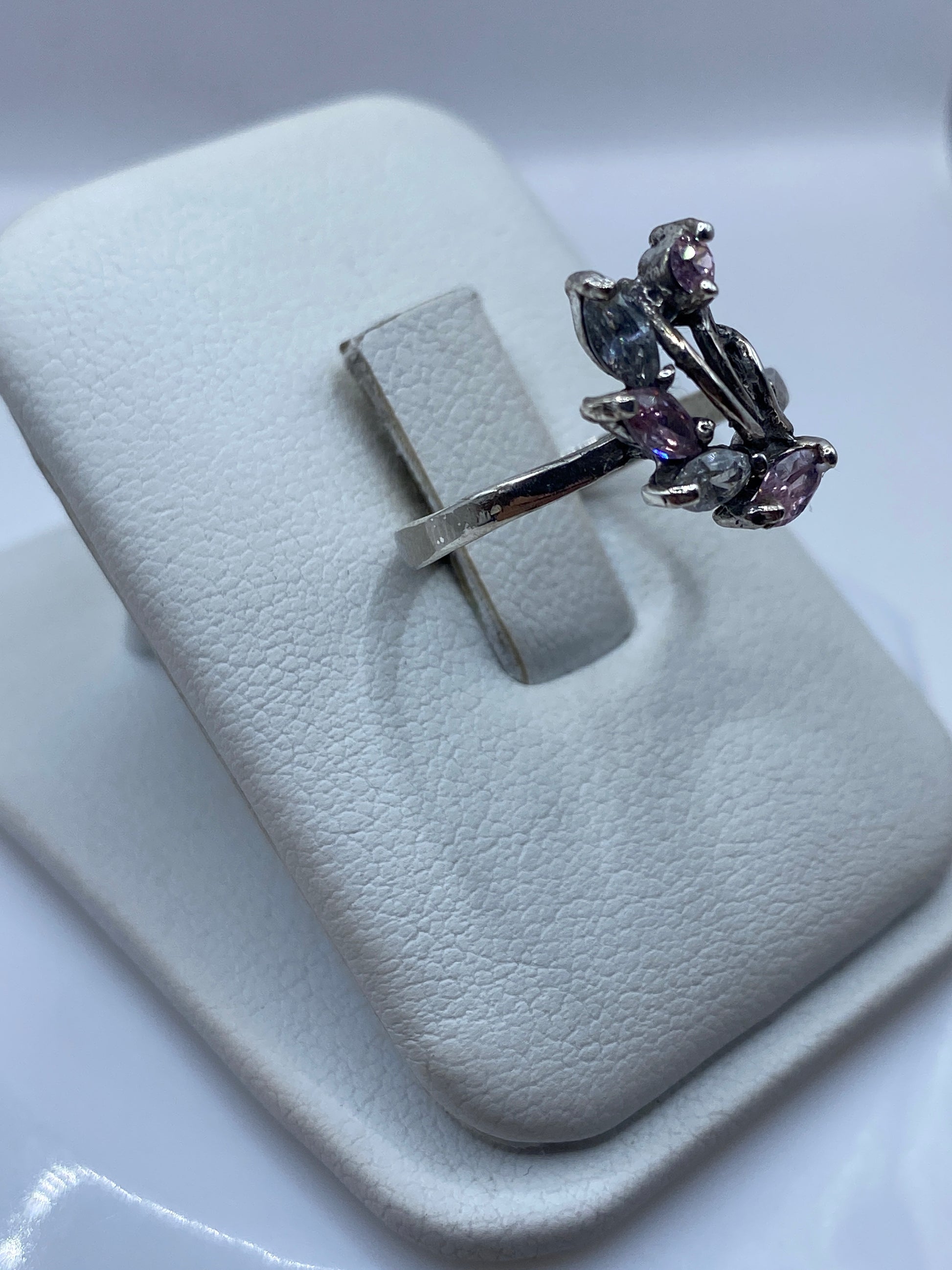 Vista lateral del anillo minimalista de plata .925 con piedra rosa