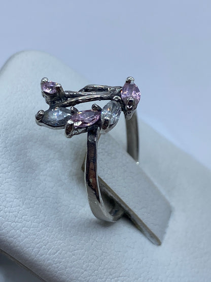 Detalle de la circonia rosa facetada en anillo de plata de Taxco