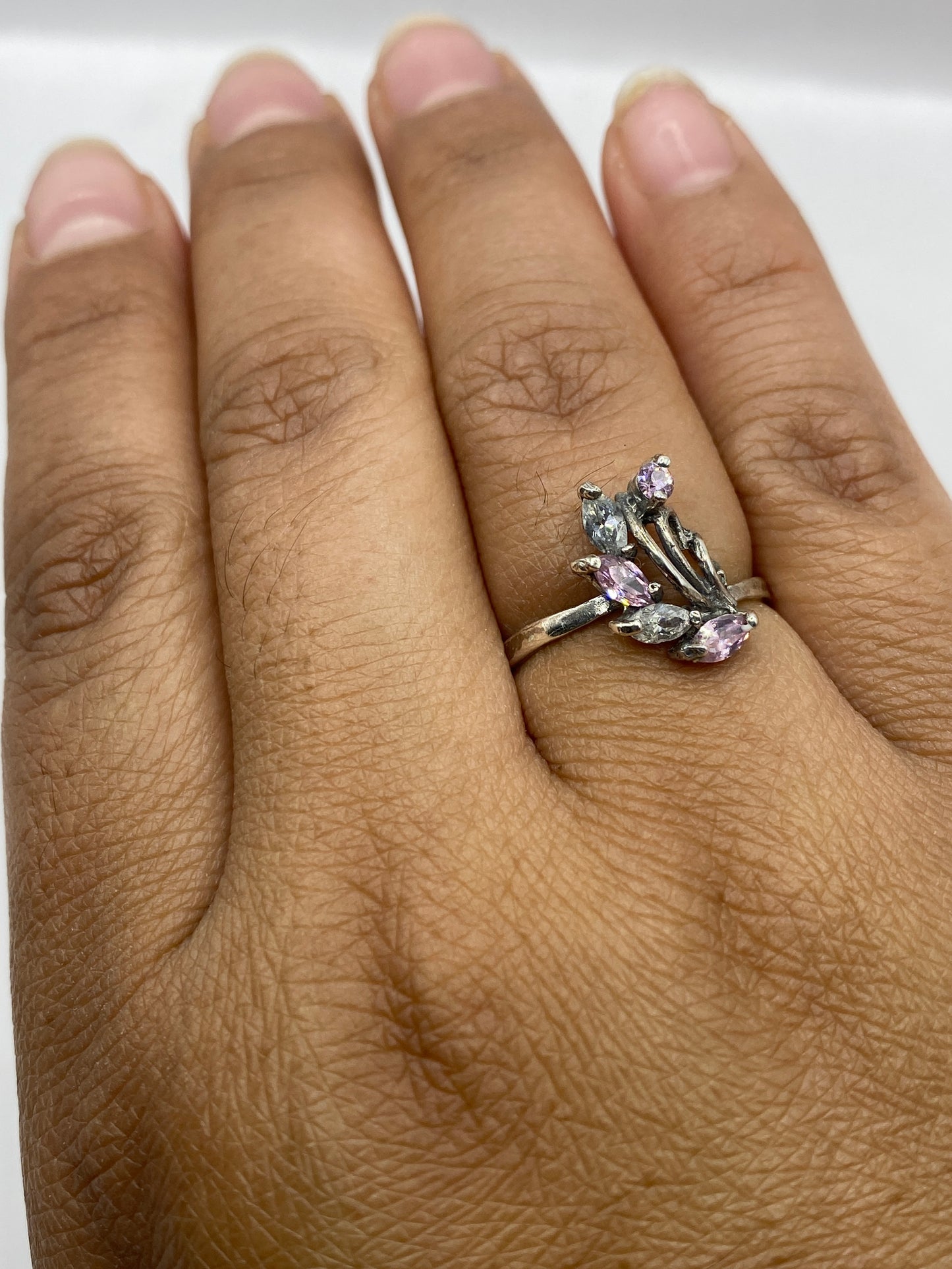 Anillo solitario rosa en mano mostrando el sello .925 MEXICO