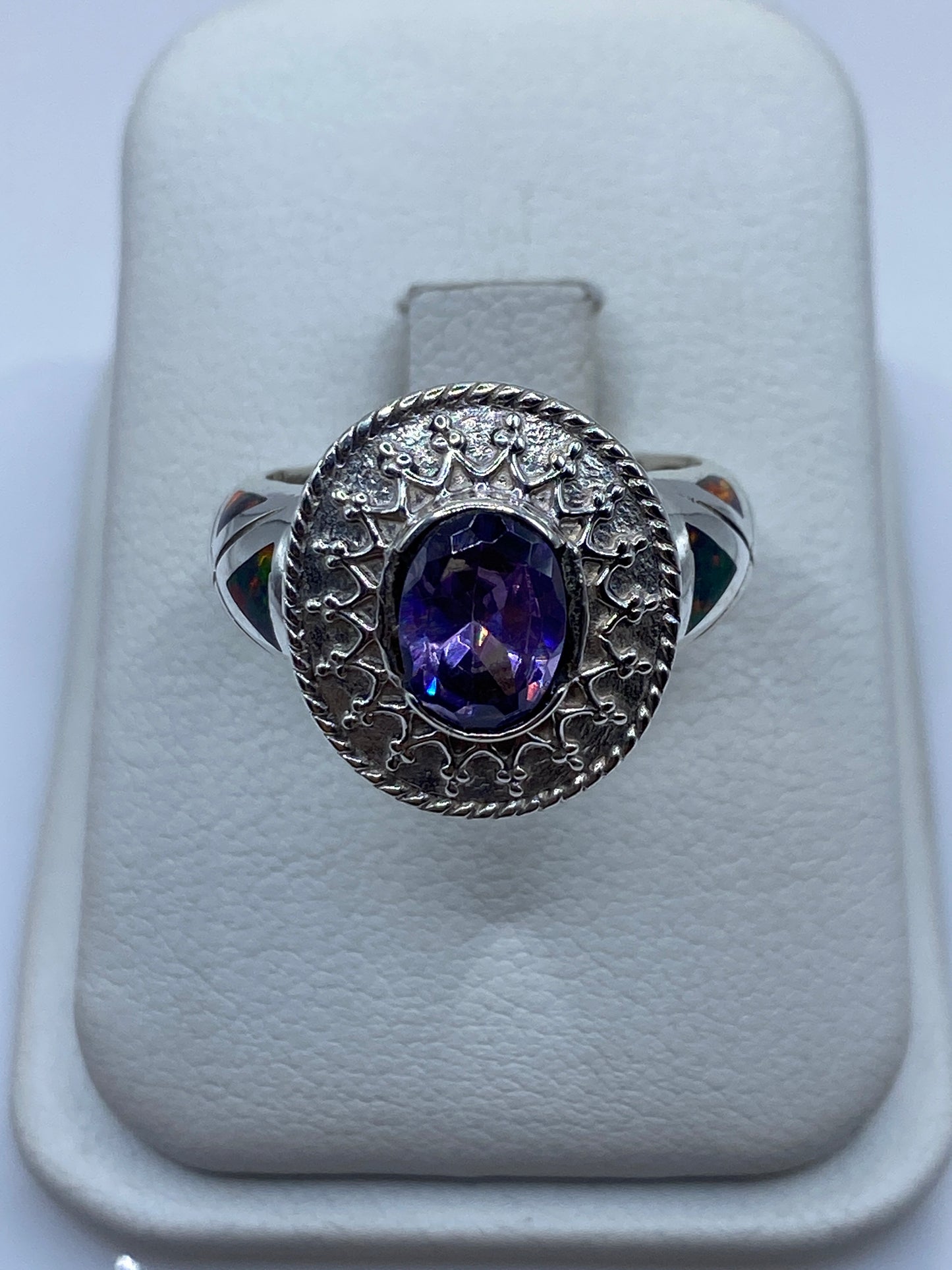 Anillo solitario de plata .950 con Ópalo de Fuego multicolor en display blanco