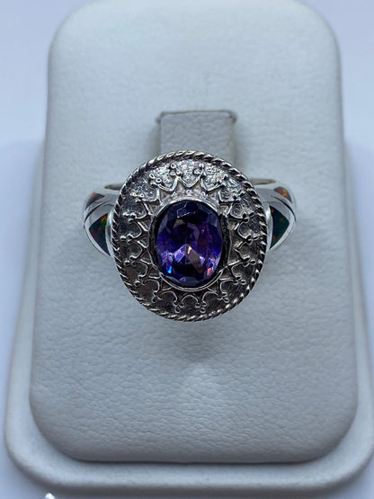 Anillo solitario de plata .950 con Ópalo de Fuego multicolor en display blanco