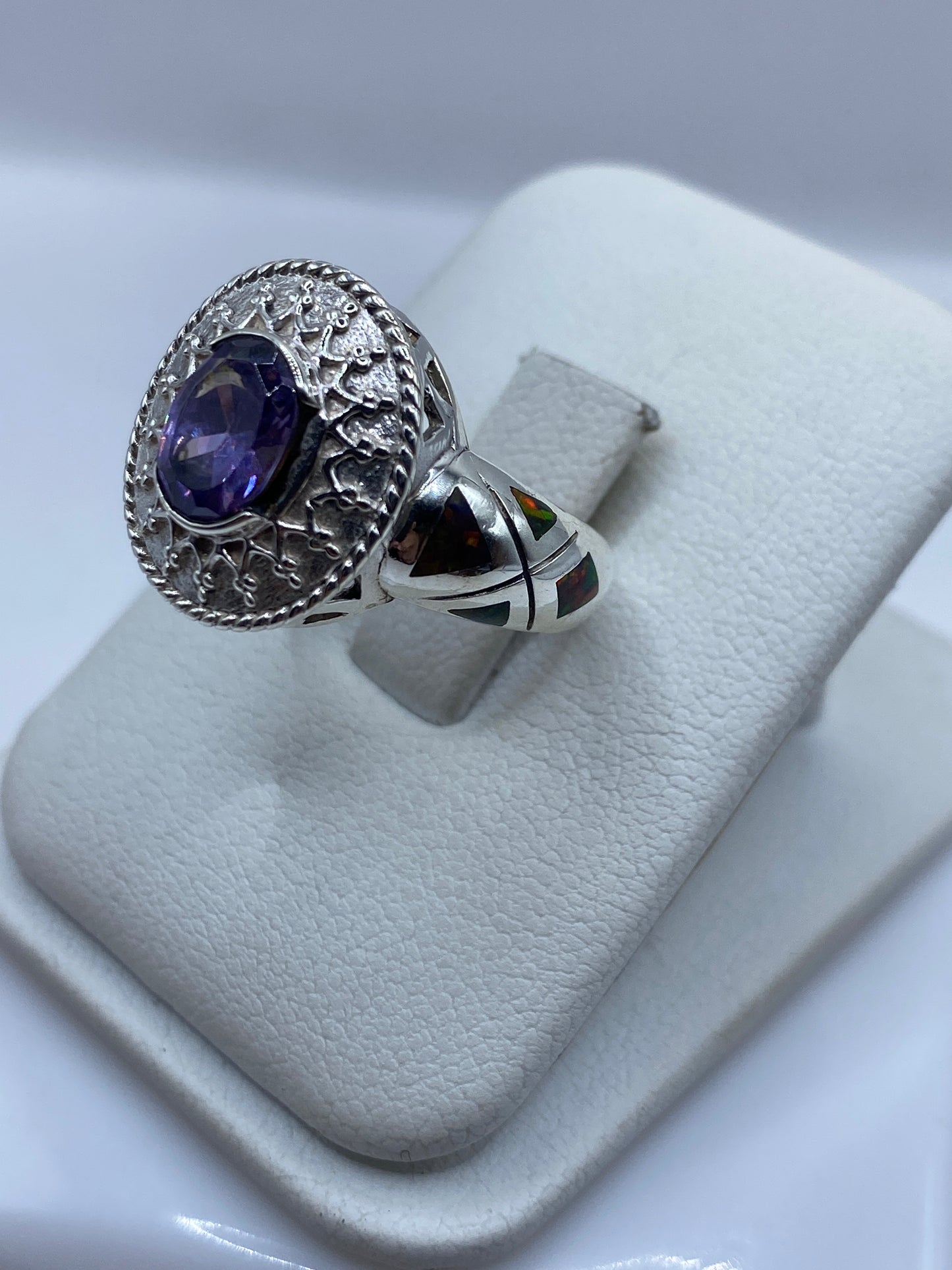 Vista lateral del anillo de plata pura con juego de colores del Ópalo de Fuego