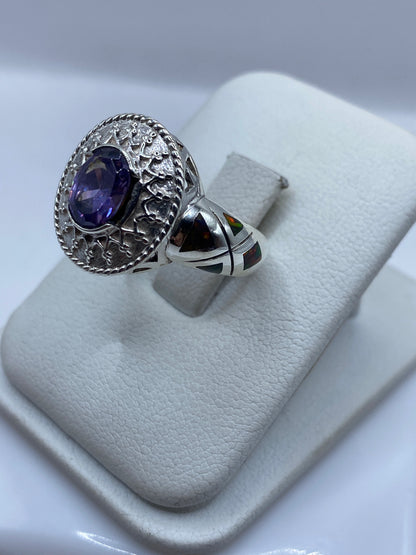 Vista lateral del anillo de plata pura con juego de colores del Ópalo de Fuego