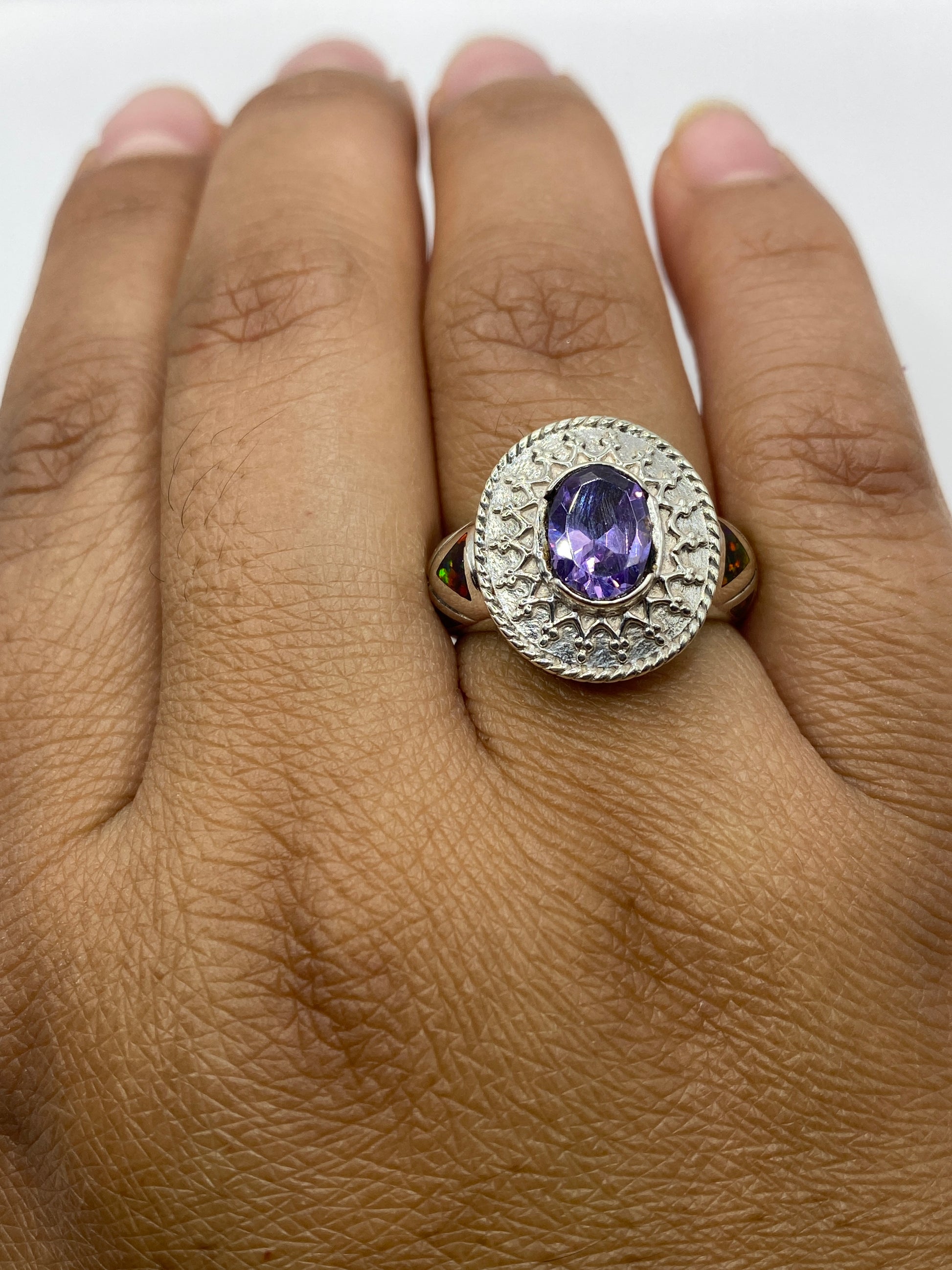 Anillo en dedo mostrando la presencia del solitario y la banda de plata .950