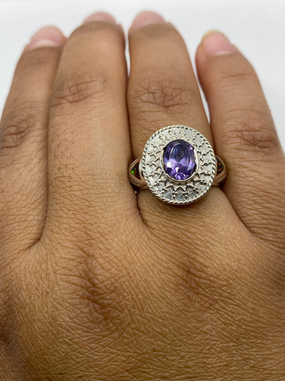 Anillo en dedo mostrando la presencia del solitario y la banda de plata .950