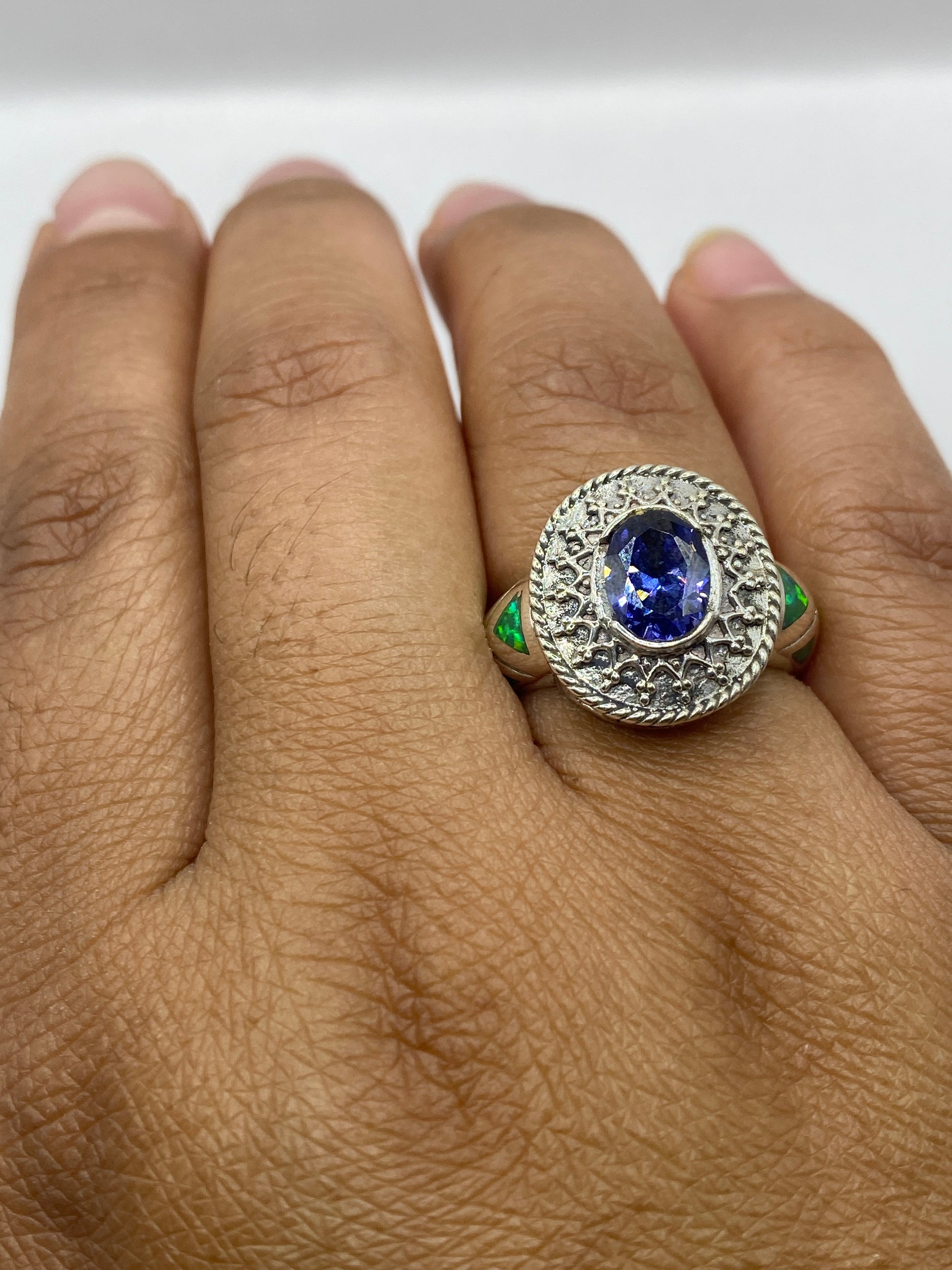Anillo en dedo mostrando sello 950 MEXICO y el brillo del ópalo en uso