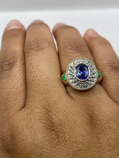 Anillo en dedo mostrando sello 950 MEXICO y el brillo del ópalo en uso