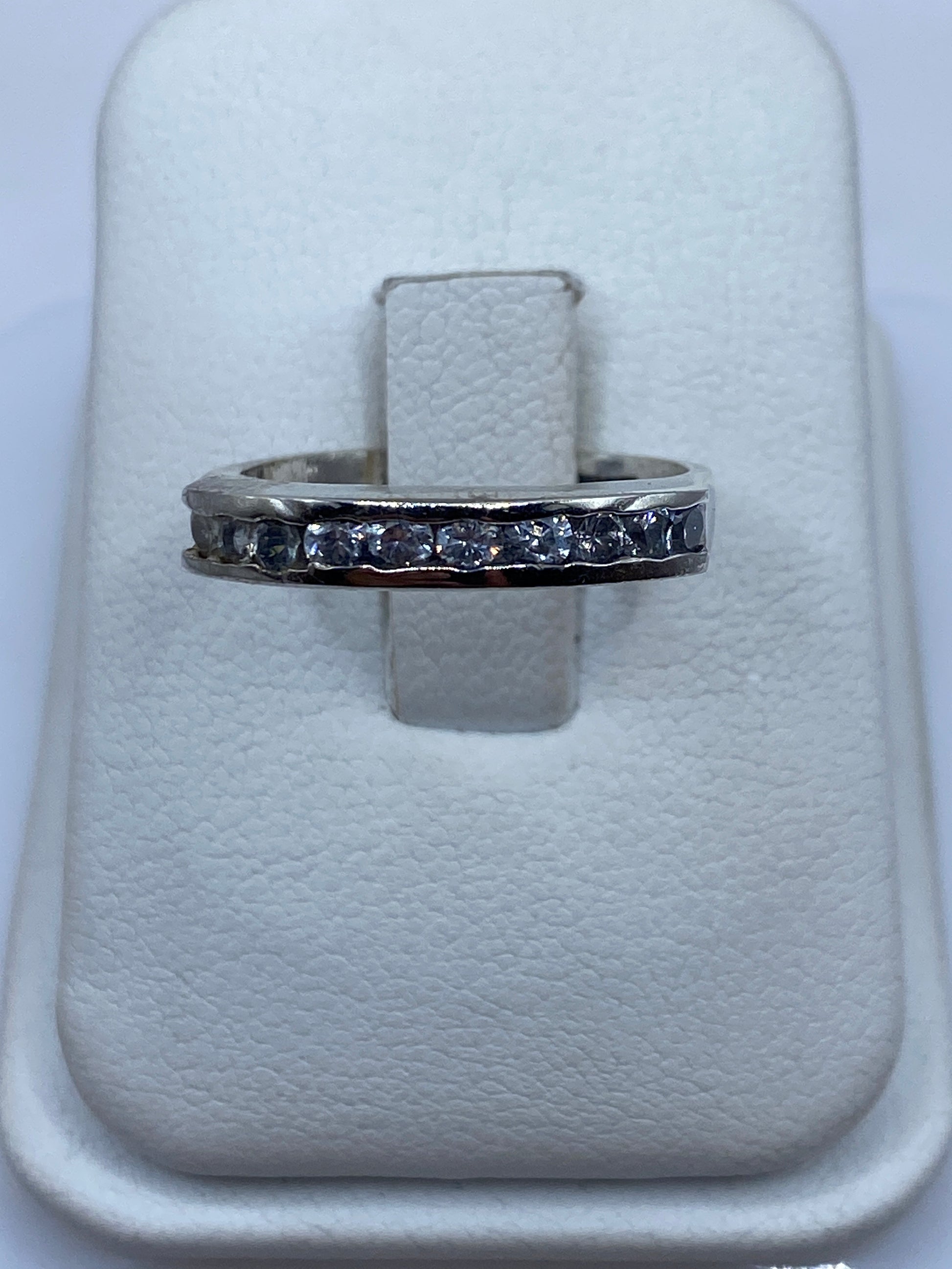 Anillo de plata solitario con circonia blanca en estuche de presentación