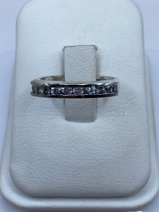 Anillo de plata solitario con circonia blanca en estuche de presentación