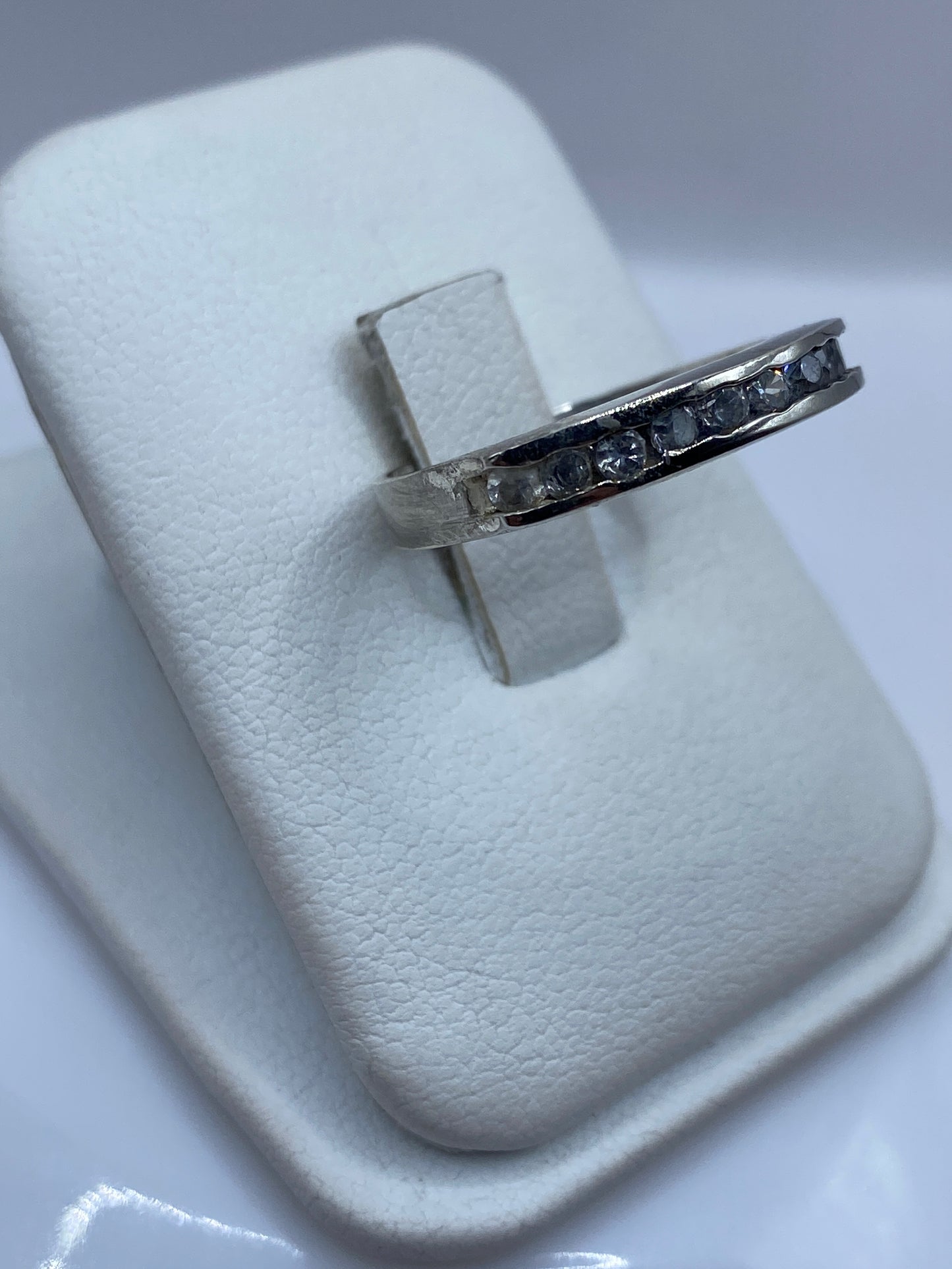 Anillo minimalista plata .925 visto desde el lateral mostrando el engaste de la piedra