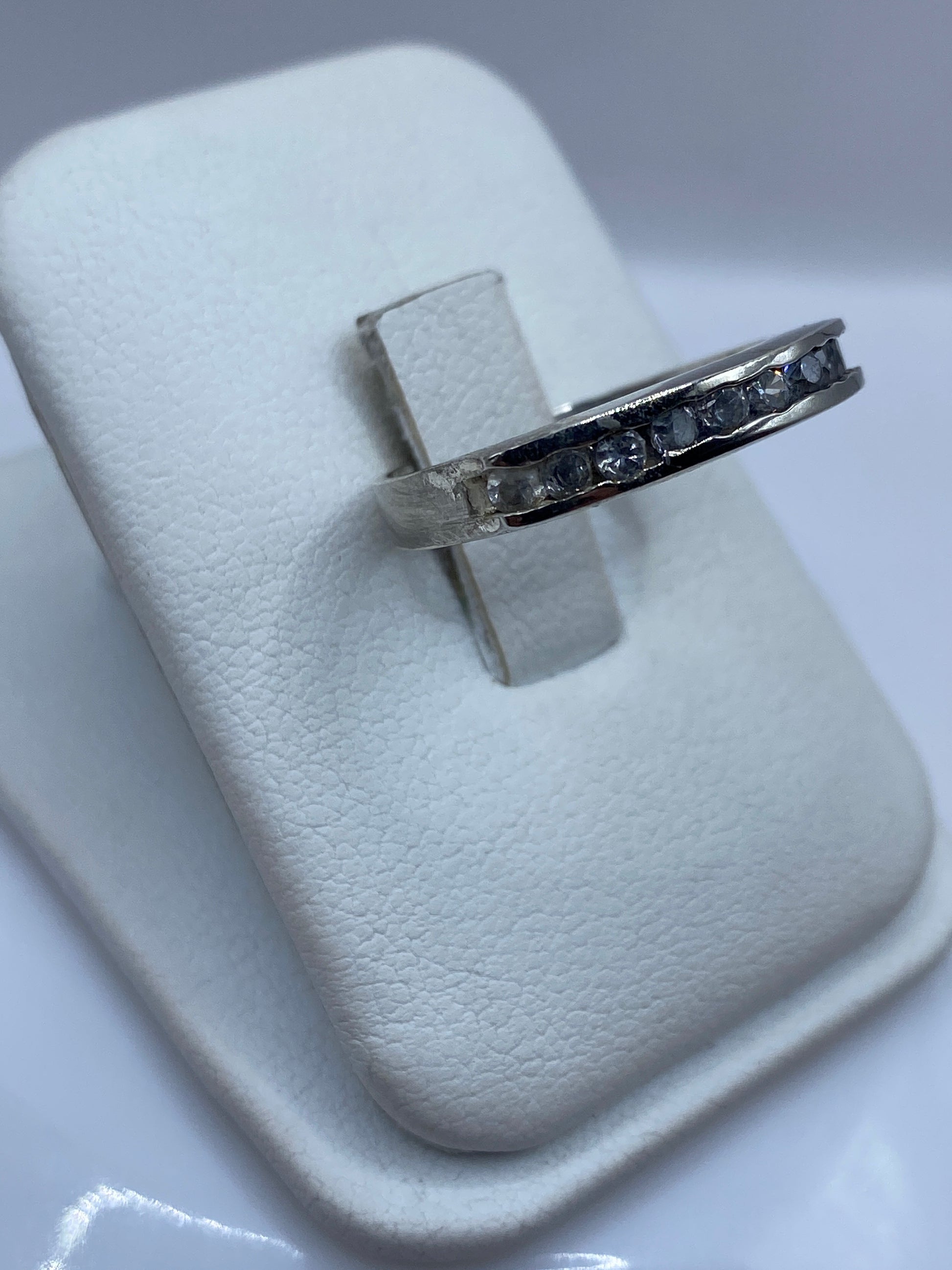 Anillo minimalista plata .925 visto desde el lateral mostrando el engaste de la piedra