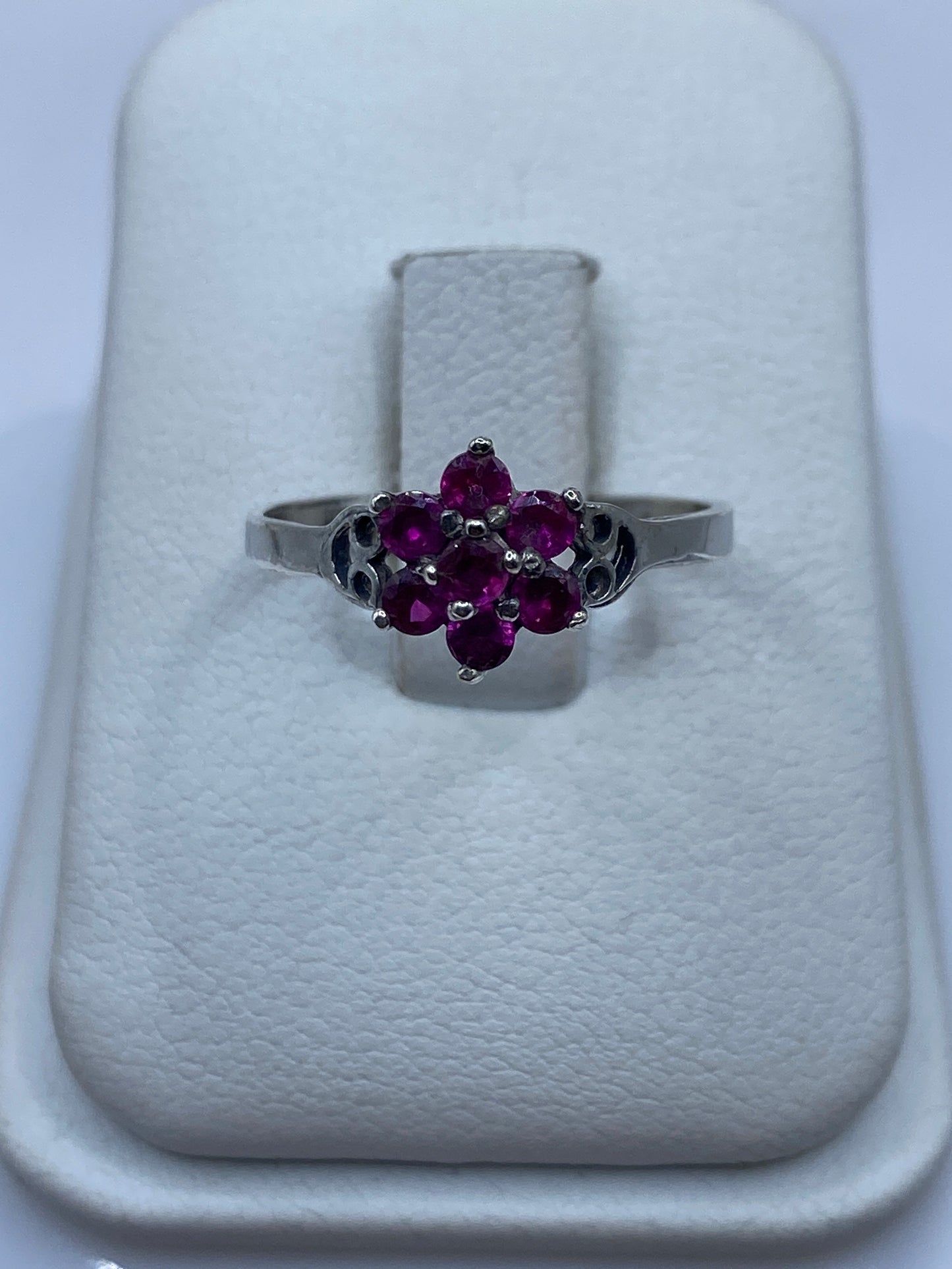 Anillo de plata solitario con circonia rosa en caja de presentación blanca