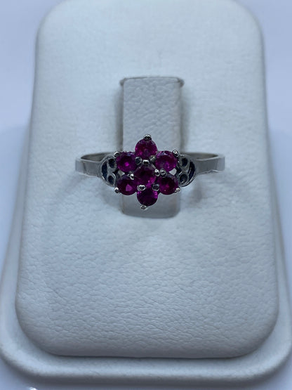 Anillo de plata solitario con circonia rosa en caja de presentación blanca