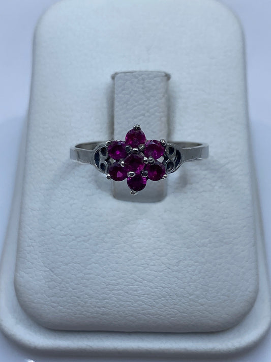 Anillo de plata solitario con circonia rosa en caja de presentación blanca
