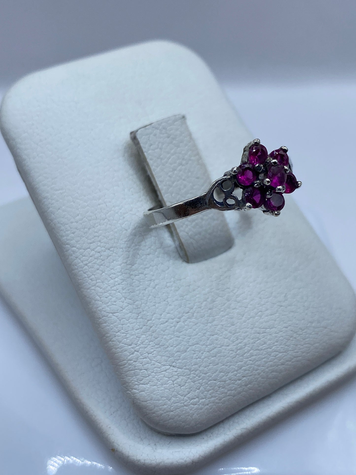 Detalle del solitario rosa facetado engastado en banda de plata .925