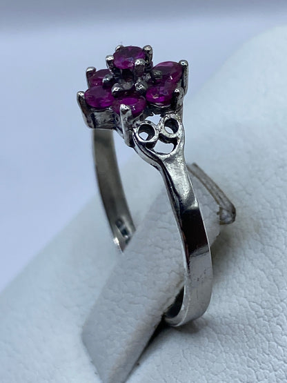 Anillo solitario rosa visto lateralmente mostrando la banda delgada y pulida