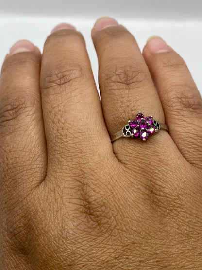 Anillo de plata en dedo de mujer luciendo la circonia rosa con luz natural