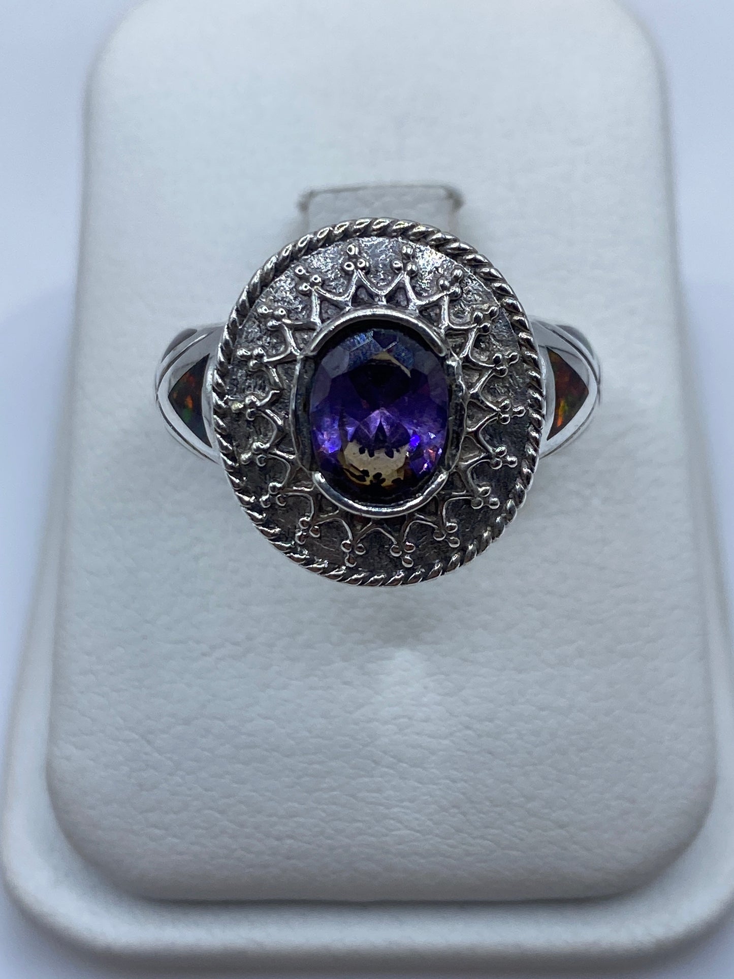 Anillo de plata .950 con ópalo de fuego multicolor en caja de presentación