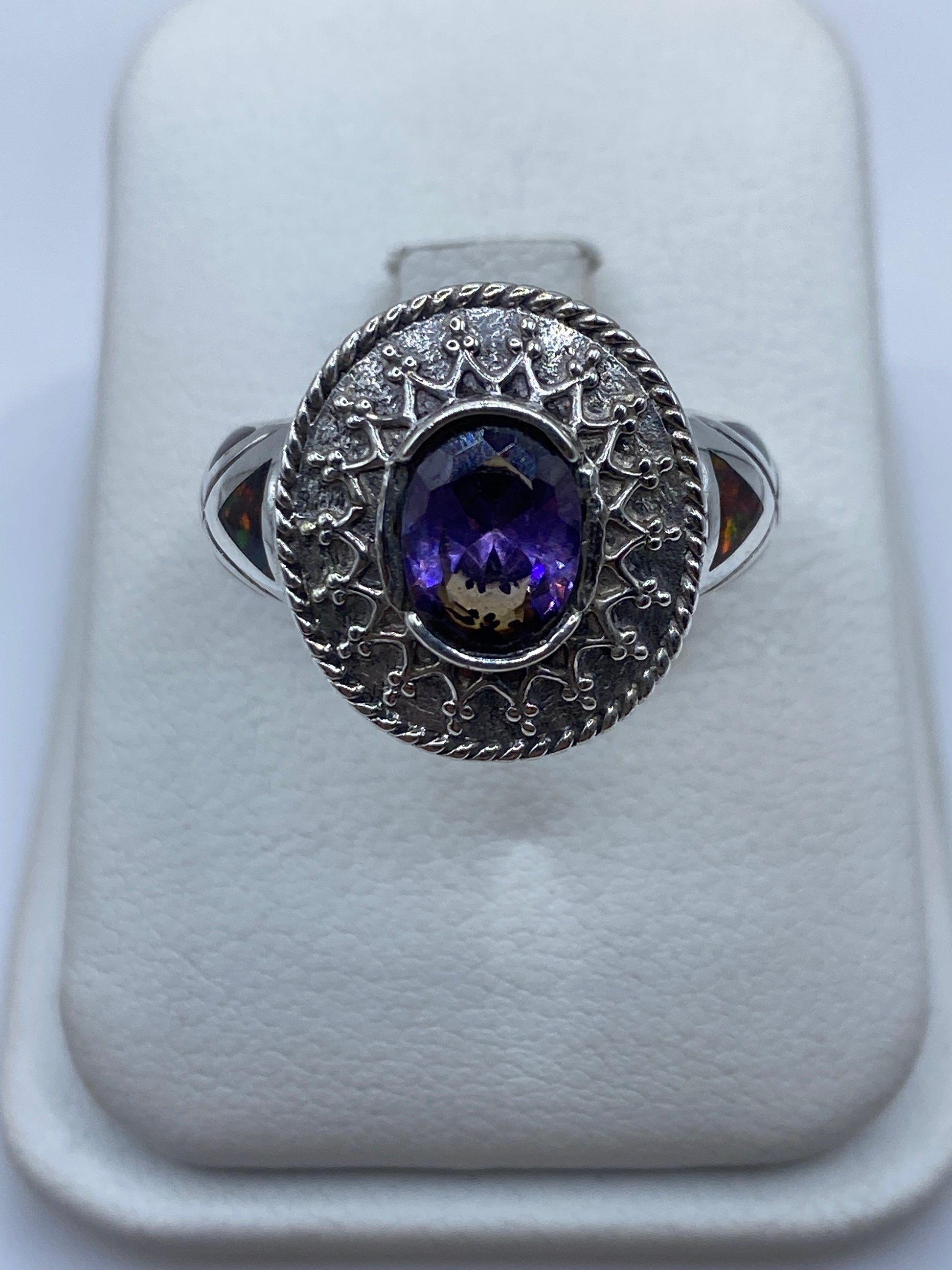 Anillo de plata .950 con ópalo de fuego multicolor en caja de presentación