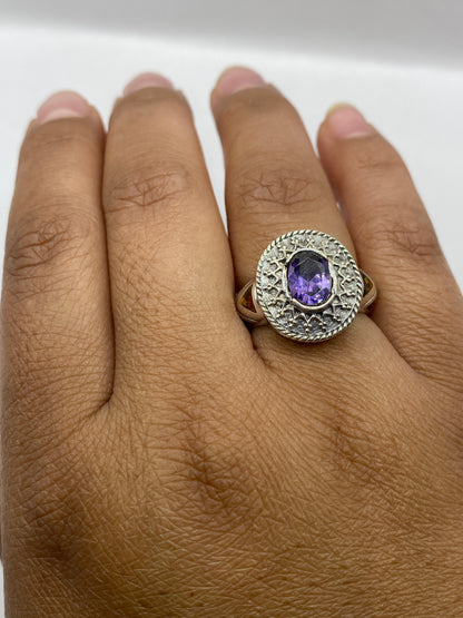 Anillo de ópalo de fuego puesto en mano, mostrando el brillo natural de la piedra