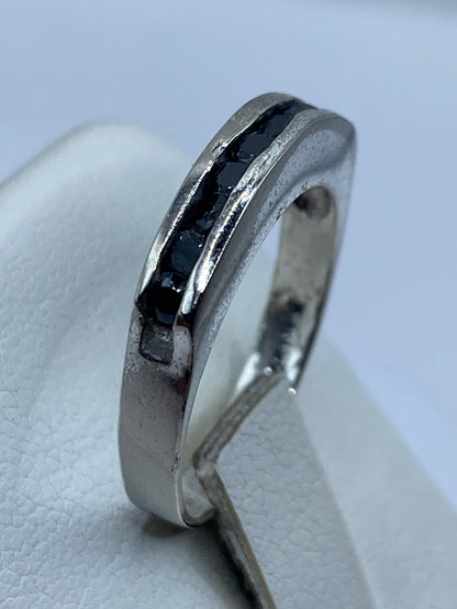 Detalle de la circonia negra cortada con facetas en anillo de plata pura